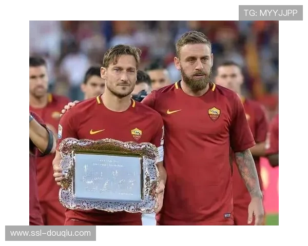 哲科赛后新闻发布会拥抱德罗西，昔日罗马队友重逢互动